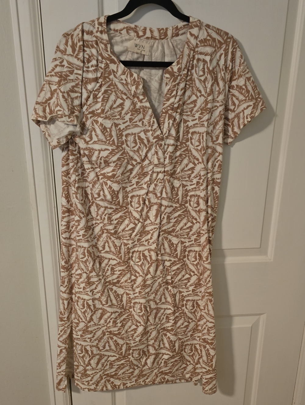 WVN Short Sleeve V-Neck Dress in Cream and Tan